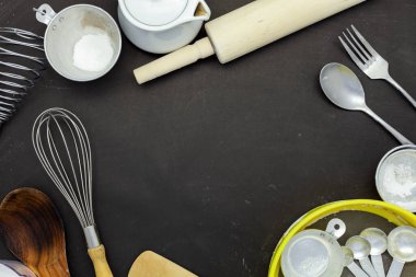 koyu siyah tahtaya kopya alanı metin için buğday un serpin