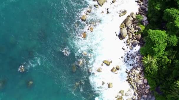 Вид Повітря Хвилі Розбиваються Скелястий Ландшафт Прекрасне Тропічне Море Видом — стокове відео