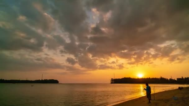 Силуэты Человека Рыбалка Пляже Море Закат Вечернее Время Timelapse Драматическое — стоковое видео