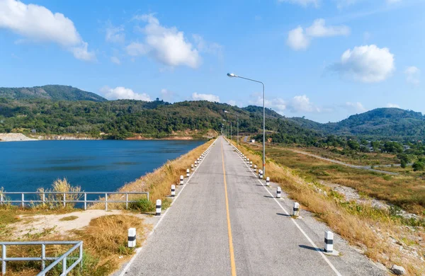 Estrada de asfalto com linha amarela na imagem da estrada pela câmera do drone — Fotografia de Stock