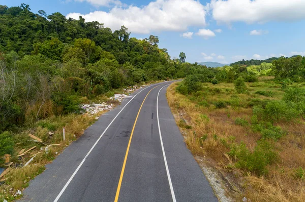 Curva de estrada de asfalto com linha amarela na imagem da estrada por drone — Fotografia de Stock