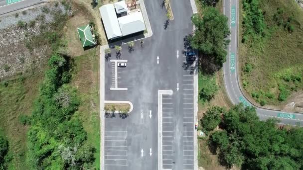 空中ビュートップダウンドローンショット公園内の空の駐車場の上を飛ぶ — ストック動画