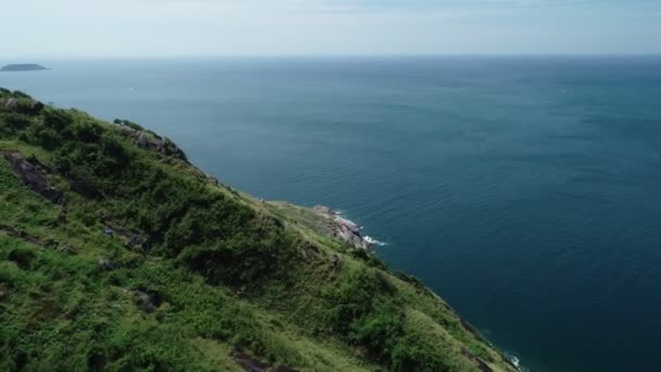 空中俯瞰无人驾驶飞机飞越美丽岛屿上的热带海洋 — 图库视频影像