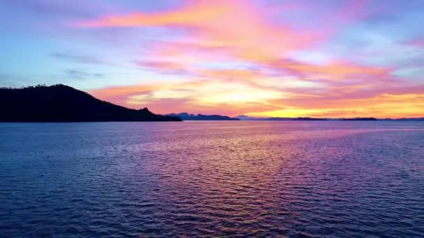 空中ビュー映像ドローンがプーケット島の美しい海の表面を飛行美しい夕日や日の出光自然ドローン映像4K — ストック動画