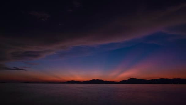 Zeitraffer Eines Schönen Leichten Sonnenuntergangs Oder Sonnenaufgangs Über Dem Meer — Stockvideo