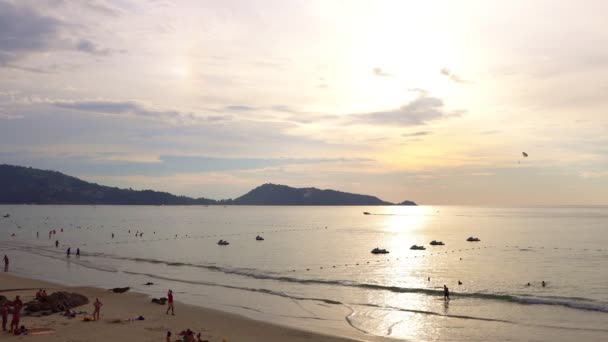 Ταξίδια Άνθρωποι Χαλαρώνουν Στην Παραλία Patong Πουκέτ Της Ταϊλάνδης — Αρχείο Βίντεο