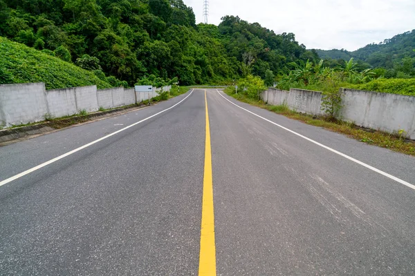 アスファルト道路背景に山と空の道路 — ストック写真