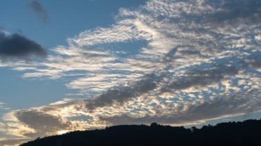 Gökyüzü ve bulutların 4k-zamanlaması Gün batımı ya da güneşin doğuşu Pofet Tayland 'da dağın üzerinde