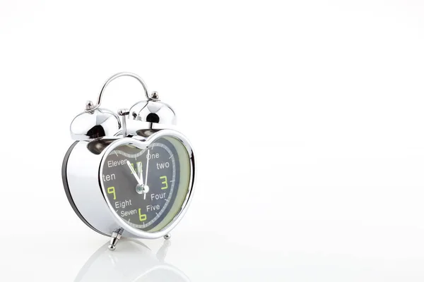 Reloj Despertador Corazón Aislado Sobre Fondo Blanco —  Fotos de Stock