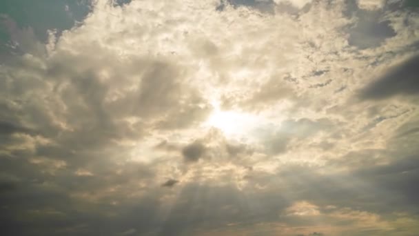 美丽的阳光和云彩划过天空4 — 图库视频影像
