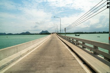 Koh Rat Adası 'na küçük bir köprü, Suratthani Tayland
