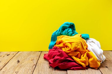 Ahşap ahşap zemin üzerinde kirli çamaşır yığını