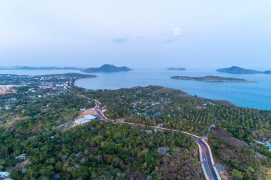 Akşam saatlerinde Phuket Adası 'nın insansız hava aracı görüntüsü