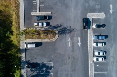 Park alanındaki araçların hava görüntüsü.