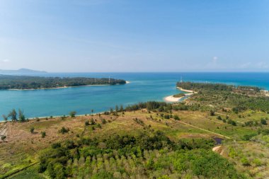 Manzara manzarası güzel tropikal deniz manzarası yaz mevsiminde güzel deniz yüzeyi ile Aerial view drone çekimi, yüksek açı manzarası