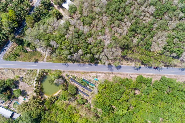 Asfalt Yoldaki Uçan Dronun Havadan Çekilmiş Fotoğrafı — Stok fotoğraf