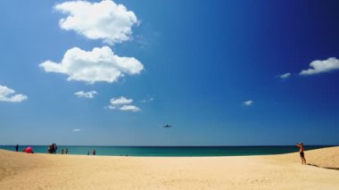 Yaz mevsiminde Mai Khao sahiline inen yolcu uçağı Phuket Tayland