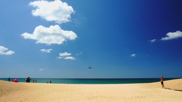 Пасажирський Літак Приземляється Над Морем Літній Сезон Пляжі Маі Кхао — стокове відео