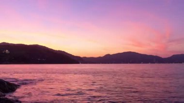 Doğanın dramatik gün batımı manzarası. Pofet Adası Tayland 'da hızlandırılmış çekim.