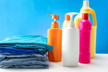 Beyaz masaya yerleştirilmiş plastik temizlik ürünleri şişeleri