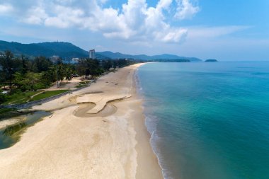 1 Mayıs 2020 'de Karon sahilindeki Phuket Thailand plajı Covid-19 salgını sırasında kapatıldı.