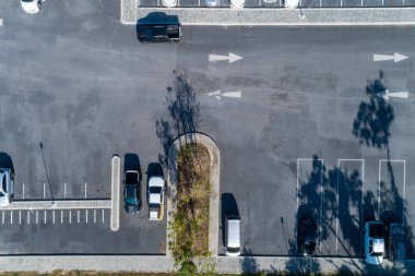 Park alanındaki araçların hava görüntüsü.