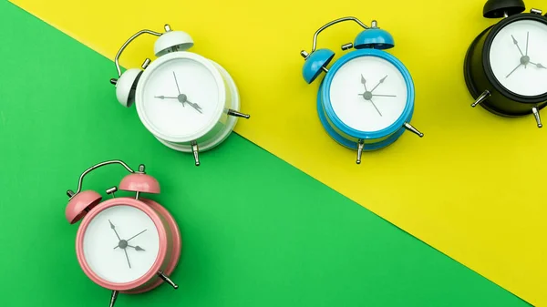 フラットレイレトロ美しい新しい目覚まし時計上の甘いカラフルな紙パステルカラーの背景 — ストック写真