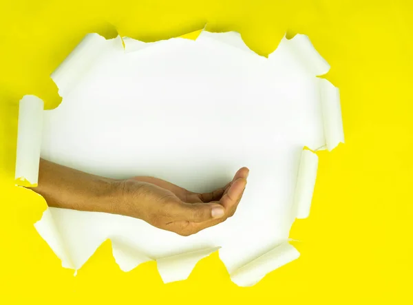 Αρσενικό Χέρι Άρπαξαν Κίτρινο Χαρτί Λευκό Φόντο Χώρο Για Μήνυμά — Φωτογραφία Αρχείου