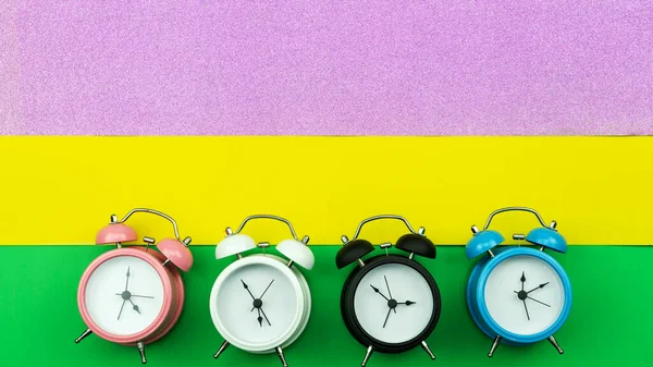 フラットレイレトロ美しい新しい目覚まし時計上の甘いカラフルな紙パステルカラーの背景 — ストック写真