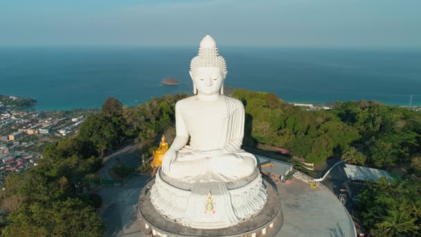 Aerial View Drönare Skott Big Buddha Staty Det Höga Berget — Stockvideo