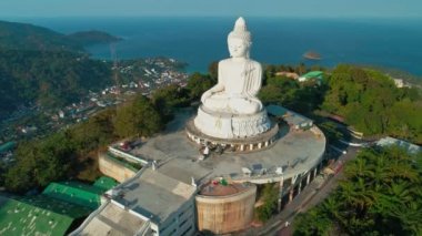 Phuket Tayland 'daki yüksek dağdaki Büyük Buda Heykeli' nin hava görüntüsü.