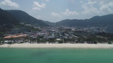 1 Mayıs 2020 'de Phuket Tayland' daki Patong plajındaki boş kumsalın hava görüntüsü Covid-19 Salgını sırasında kapatıldı.