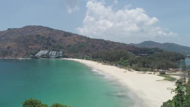 Luchtfoto Drone Shot Van Leeg Strand Bij Naiharn Strand Phuket — Stockvideo