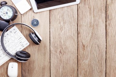 Ahşap arka planda iş nesneleri kavramı üzerinde çalış