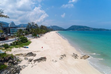 1 Mayıs 2020 'de Patong plajı Phuket Thailand plajı Covid-19 salgını sırasında kapatıldı.
