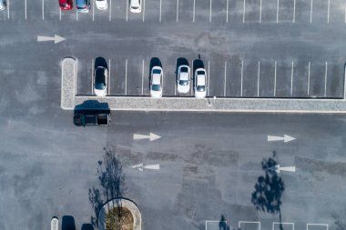 Park alanındaki araçların hava görüntüsü.
