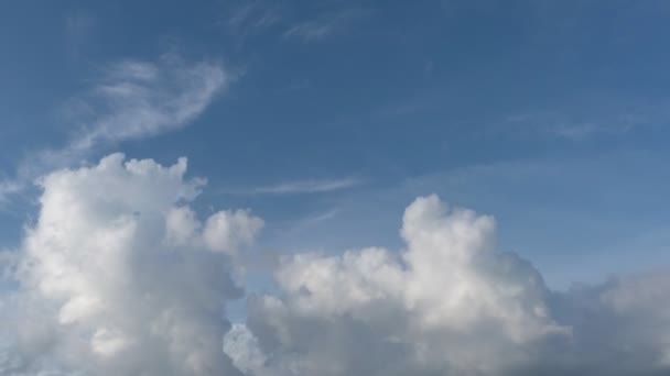 4K时间流逝的云彩在天空中飘扬 — 图库视频影像