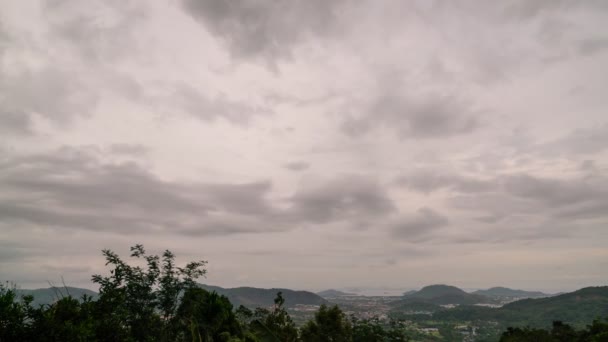 Timelapse Awan Mengalir Atas Gunung — Stok Video