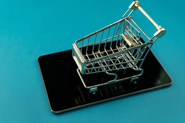 Carrello Con Tablet Isolato Sfondo Blu Business Shopping Online Concept — Foto Stock