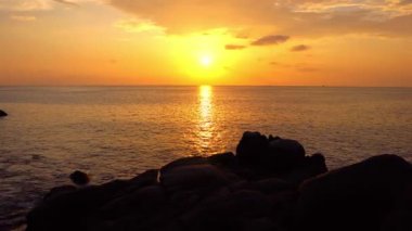 4k Video Doğa Günbatımı ya da gün doğumu Doğanın güzel manzarası ya da gündoğumu gökyüzü tropikal deniz ve bulutların üzerinde yansıması