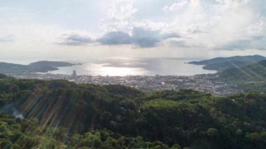 Phuket Tayland 'ın ön planında yüksek dağlı Patong şehrinin yüksek açılı insansız hava aracı görüntüsü.