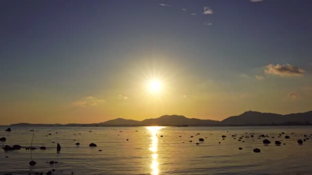 4Kビデオ自然夕日や日の出の美しい光の自然風景や日の出の空熱帯の海や空に流れる雲に反射して — ストック動画