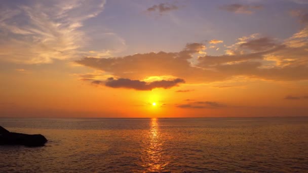 4Kビデオ自然夕日や日の出の美しい光の自然風景や日の出の空熱帯の海や空に流れる雲に反射して — ストック動画