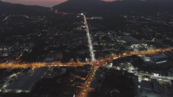 通りの交差点の空中ビュードローンの夜のショット — ストック動画
