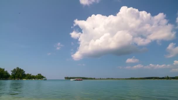 Hızlandırılmış Bulutlar Gökyüzü Arkaplanında Akıyor — Stok video