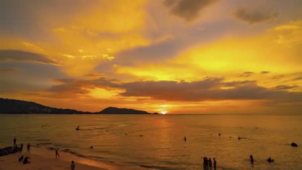 游客们在夏天的日落时分 到了傍晚时分 在公园的海滩上放松了四千米 — 图库视频影像