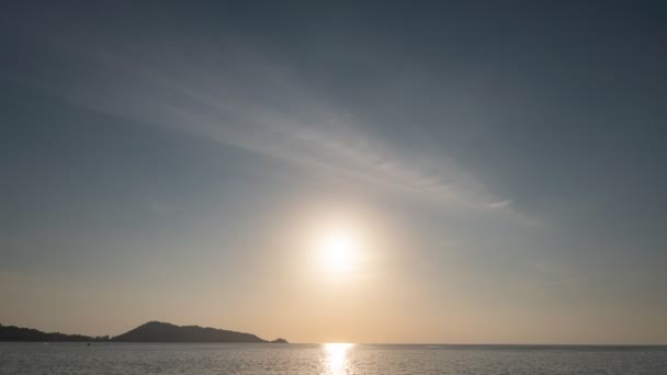 4K Timelapse du ciel spectaculaire coucher de soleil et des nuages se déplaçant sur la mer tropicale 