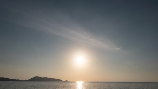 Timelapse Cielo Dramático Puesta Sol Nubes Que Mueven Sobre Mar — Vídeo de stock