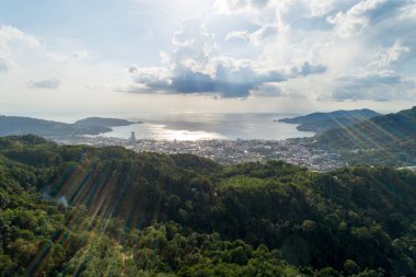 Patong körfezinin insansız hava aracı kamerasından manzara manzarası.