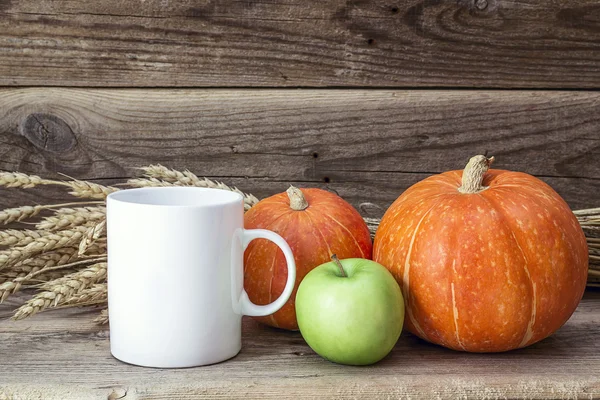 Taza de café blanco con calabazas, manzana verde y espigas de trigo o — Foto de Stock